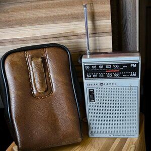 Vintage GE AM/FM Model 7-2582A Portable Transistor Radio and Case WORKS